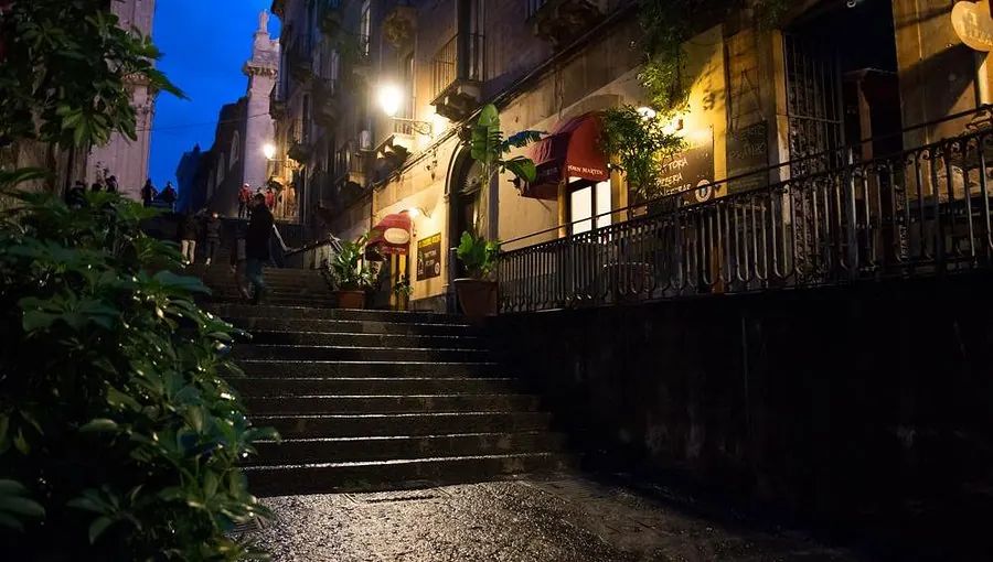 Via Alessi a Catania di sera, la scalinata del centro storico dove si trova Al Cortile Alessi