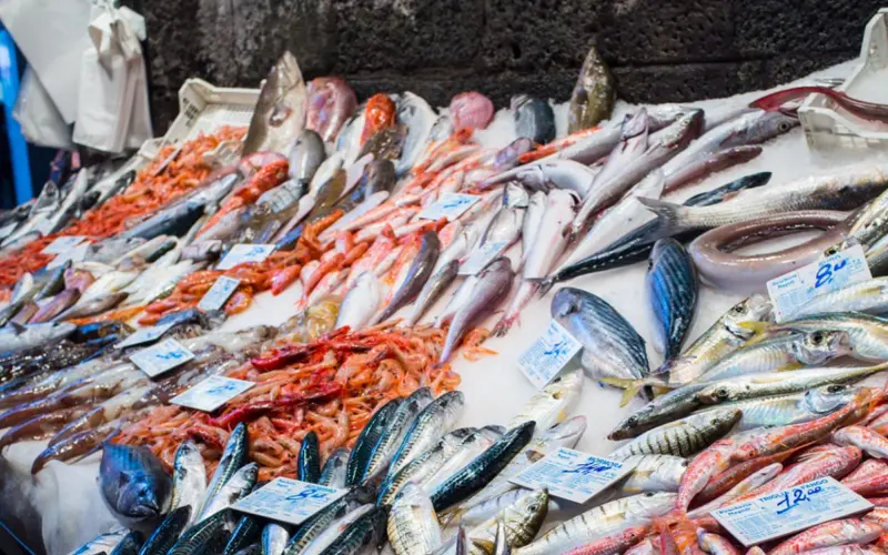 Banchi del pesce fresco allo storico mercato della Pescheria di Catania