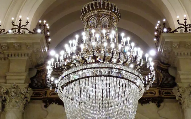 Lampadario sospeso all'interno della Badia di Sant'Agata