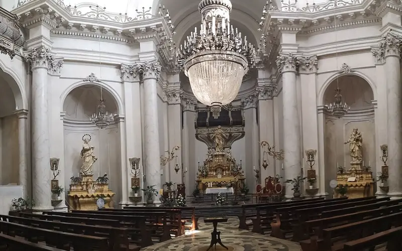 Vista ampia dell'interno della Badia di Sant'Agata