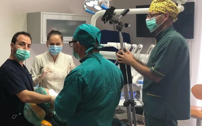 Dr. Luigi Alfio Lo Faro con un paziente, Catania