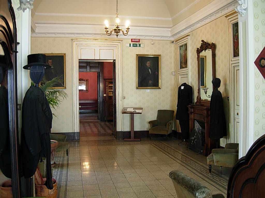 Il salotto della Casa Museo Giovanni Verga a Catania, con arredi originali, abiti d epoca e ritratti di famiglia