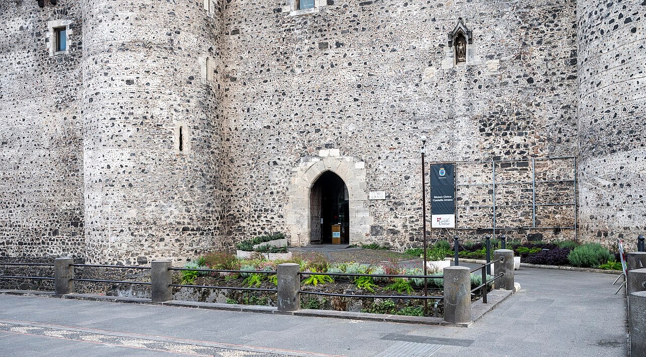 Il portale gotico d ingresso del Castello Ursino con l insegna del Museo Civico
