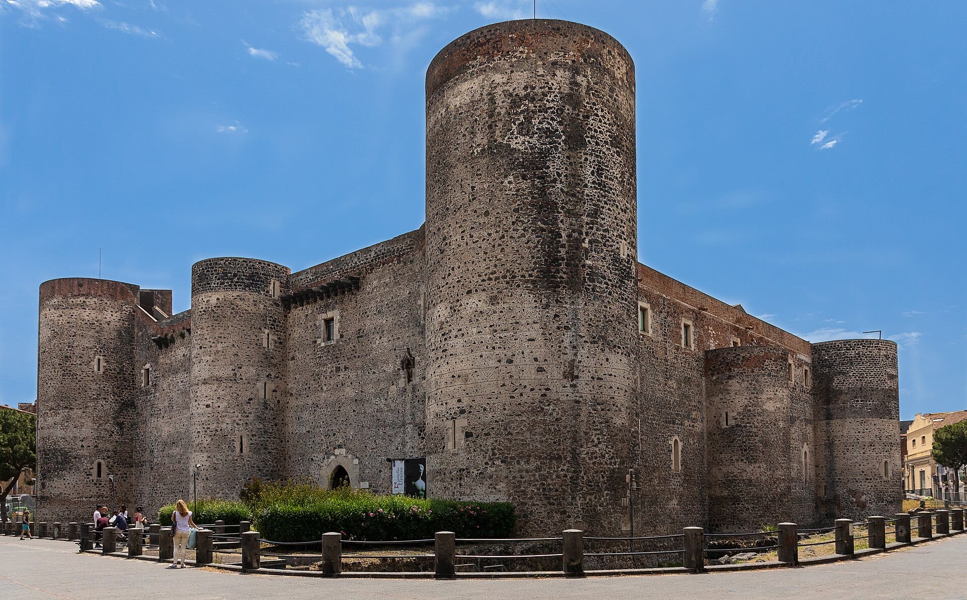 Il Castello Ursino di Catania con le torri circolari, sede del Museo Civico