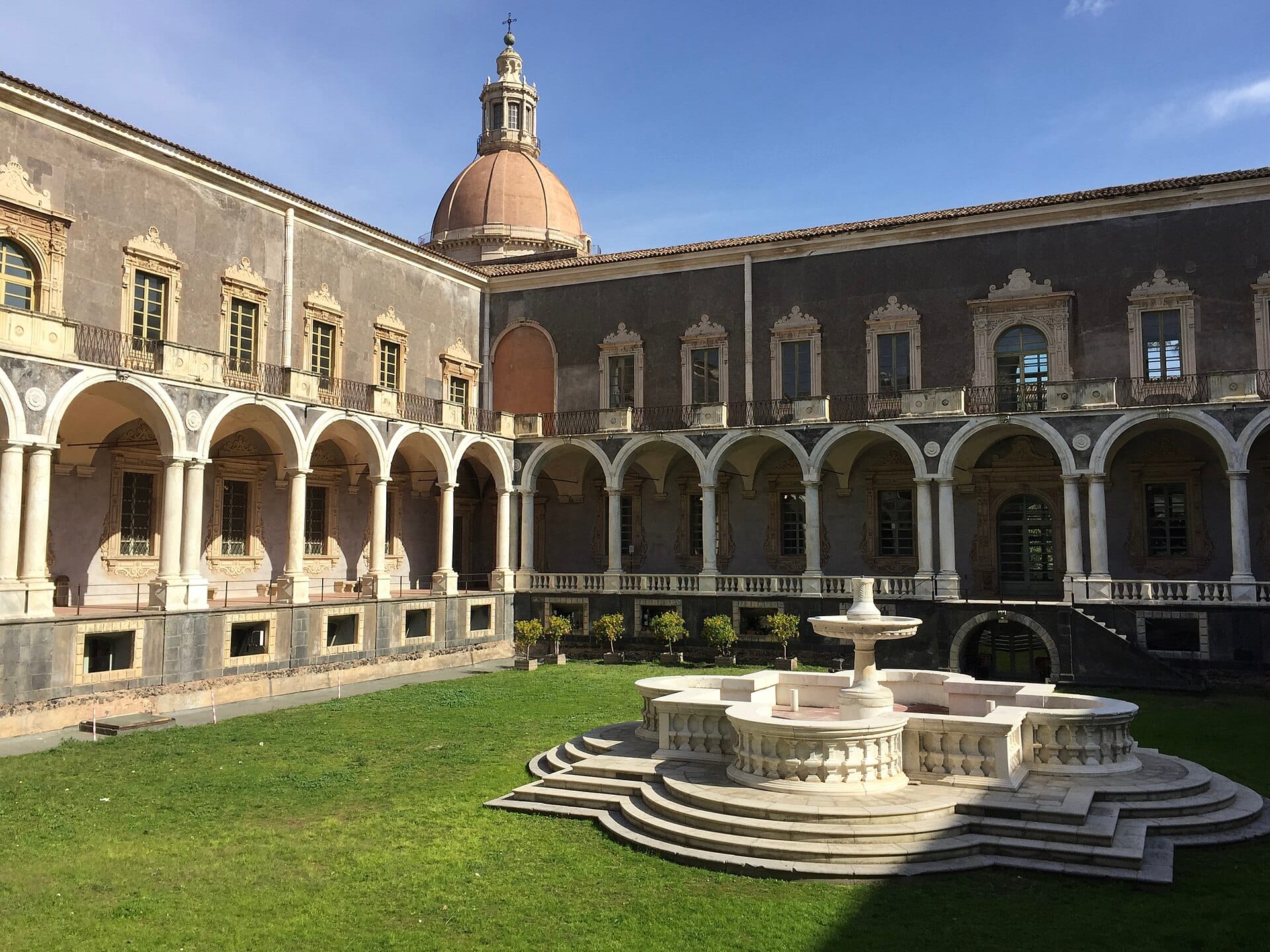 Il Chiostro dei Marmi del Monastero dei Benedettini di Catania con la fontana e la cupola della chiesa di San Nicolo l Arena