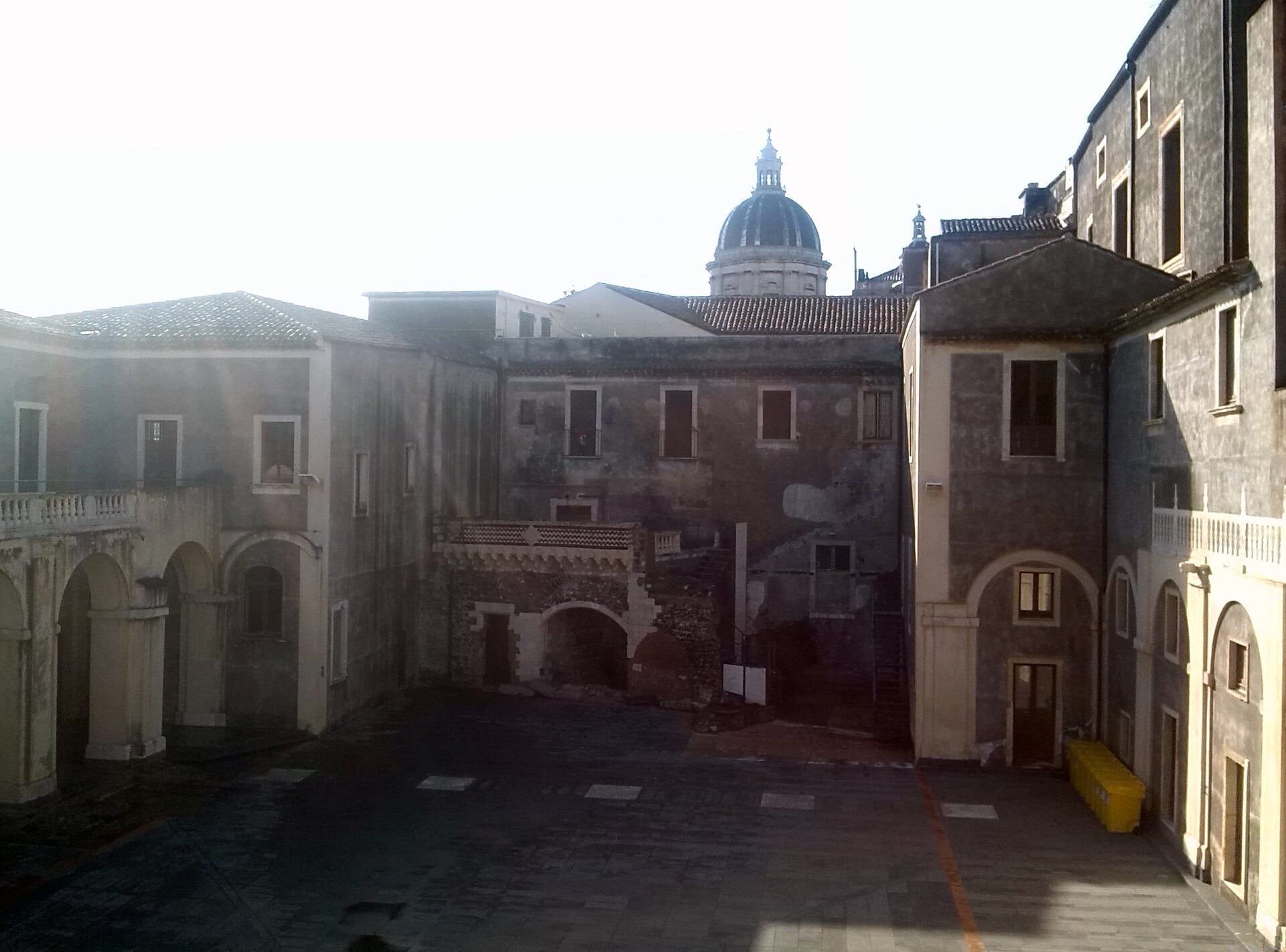Il cortile di Palazzo Platamone, Palazzo della Cultura di Catania, con il loggiato medievale e la cupola della Cattedrale sullo sfondo