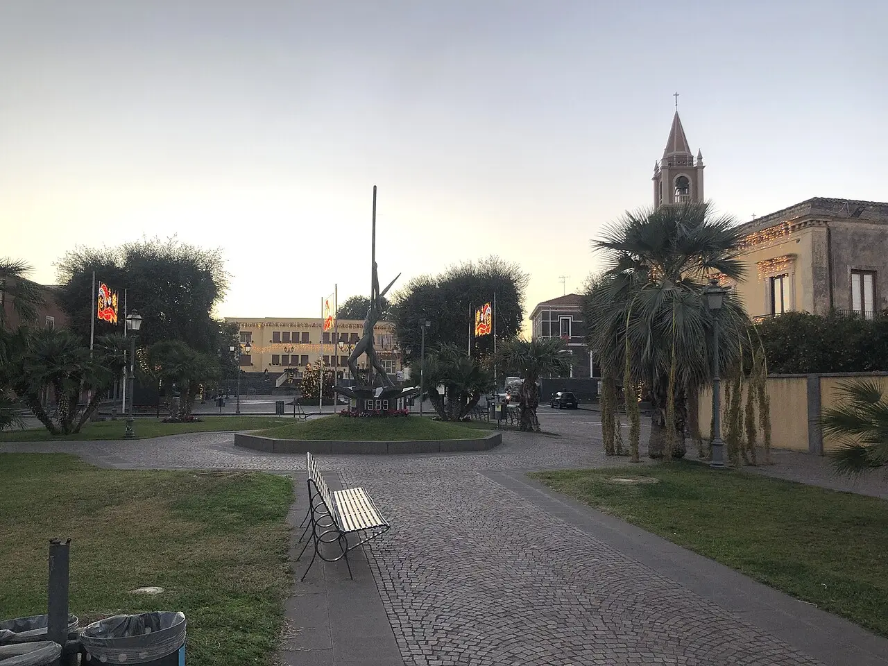 Piazza principale di Aci Bonaccorsi con il municipio e il campanile