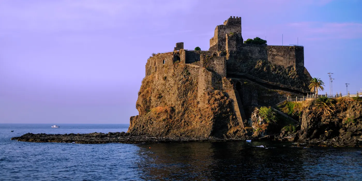 Il Castello normanno di Aci Castello sulla rupe lavica a picco sul mare