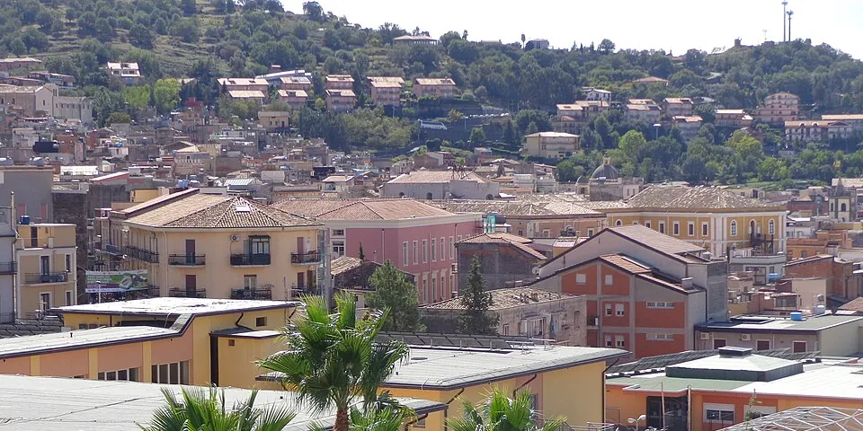 Panorama di Bronte con le case del centro e le colline