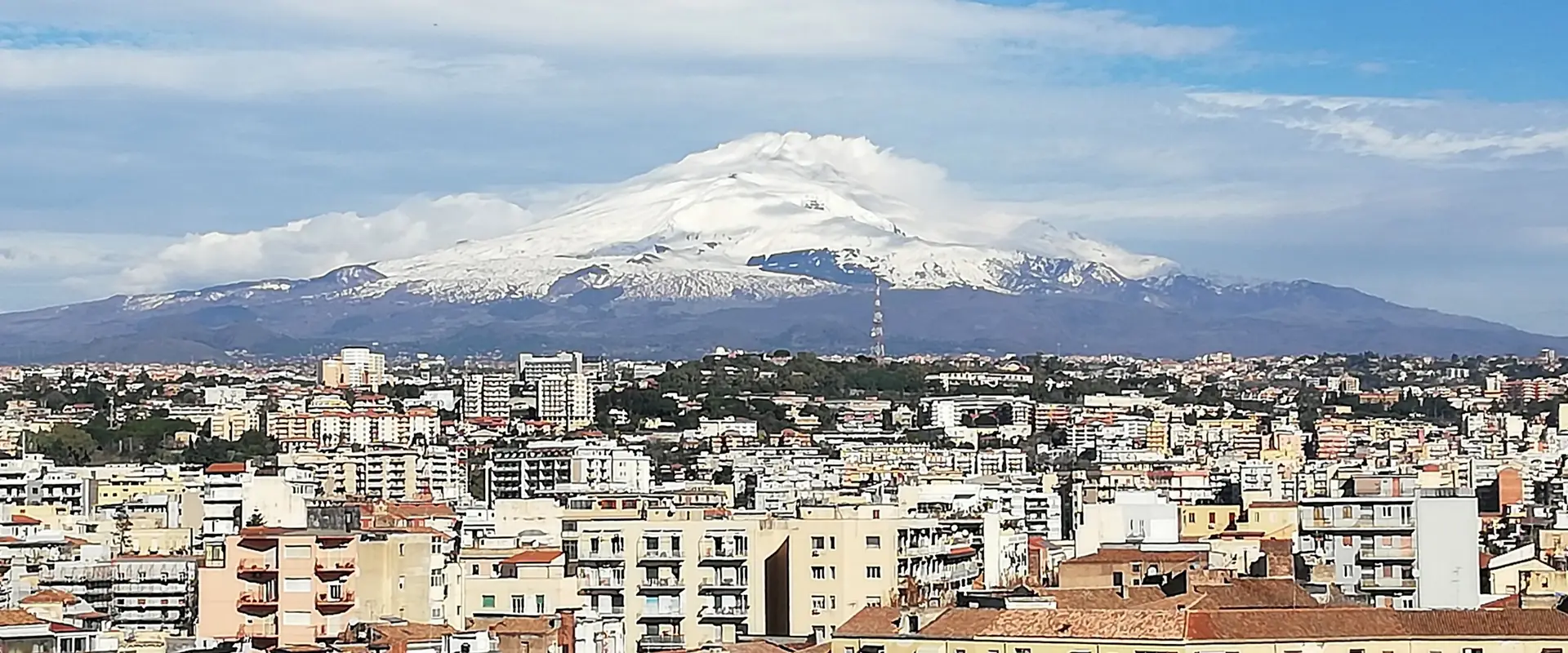 Catania e l'Etna innevato visti da San Nicolò l'Arena