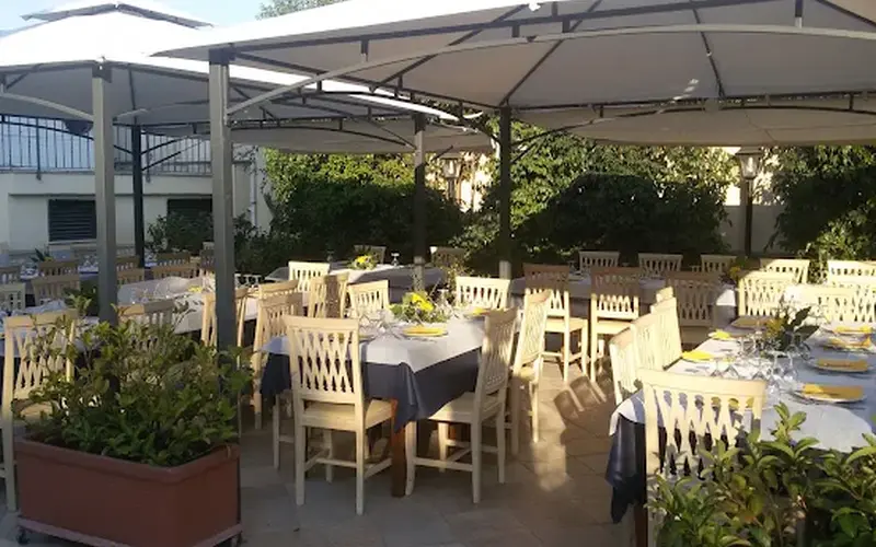 Interno giardino con tavoli apparecchiati, Al Rinascimento Ognina
