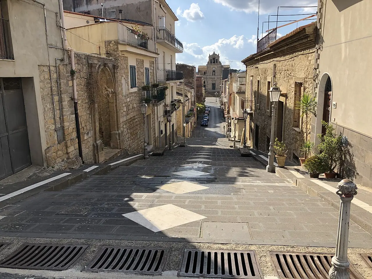 Via Trigona a Mirabella Imbaccari con la chiesa in fondo