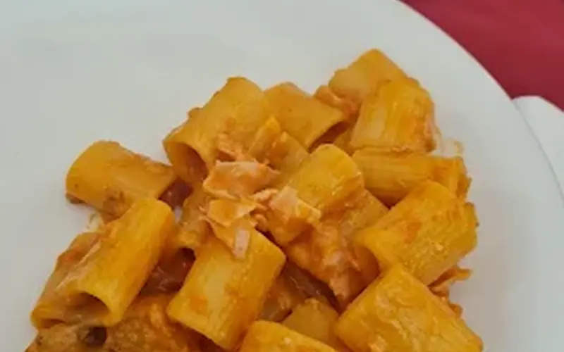 Primo piatto di pasta al sugo, Al Rinascimento Ognina