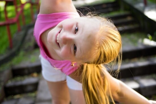 Bambina felice che scopre il mondo – Evolution Academy Learn