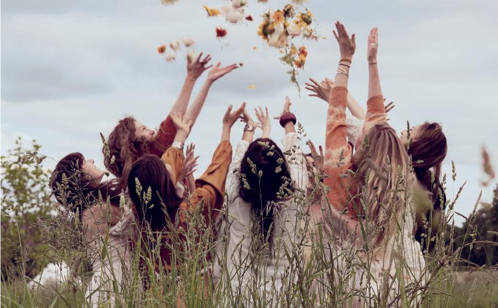 Donne che danzano coi lupi. Percorso di gruppo di Gipsy Fusion Dance, Natural Healing Dance e YogArmony per risvegliare la tua forza, la libertà e il piacere di essere donna Donne che danzano coi lupi. Percorso di gruppo di Gipsy Fusion Dance, Natural Healing Dance e YogArmony per risvegliare la tua forza, la libertà e il piacere di essere donna