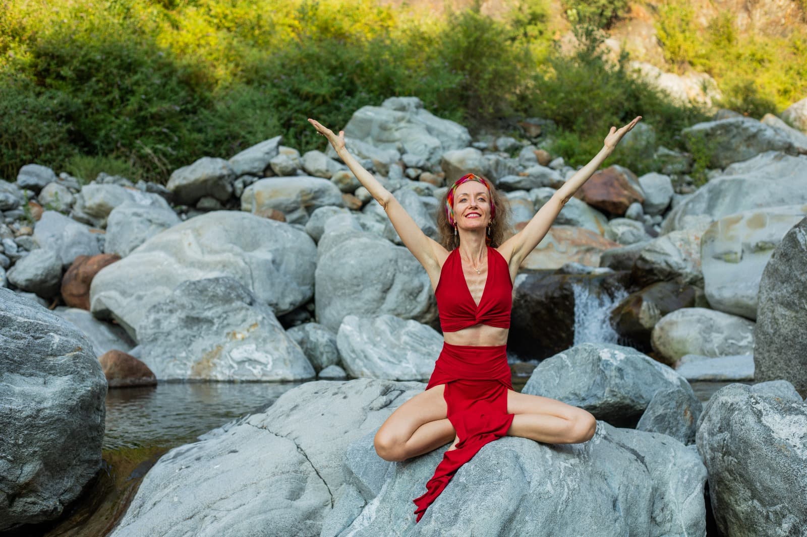 Essere Donna oggi: Pressioni sociali, energia femminile e il potere del ciclo mestruale Essere Donna oggi: Pressioni sociali, energia femminile e il potere del ciclo mestruale