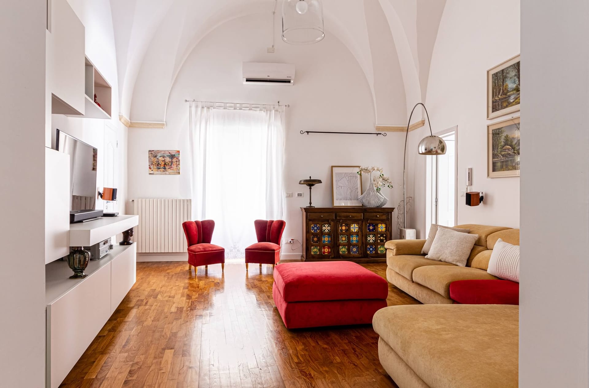 Soluzione indipendente con terrazze e box auto Soluzione indipendente con terrazze e box auto