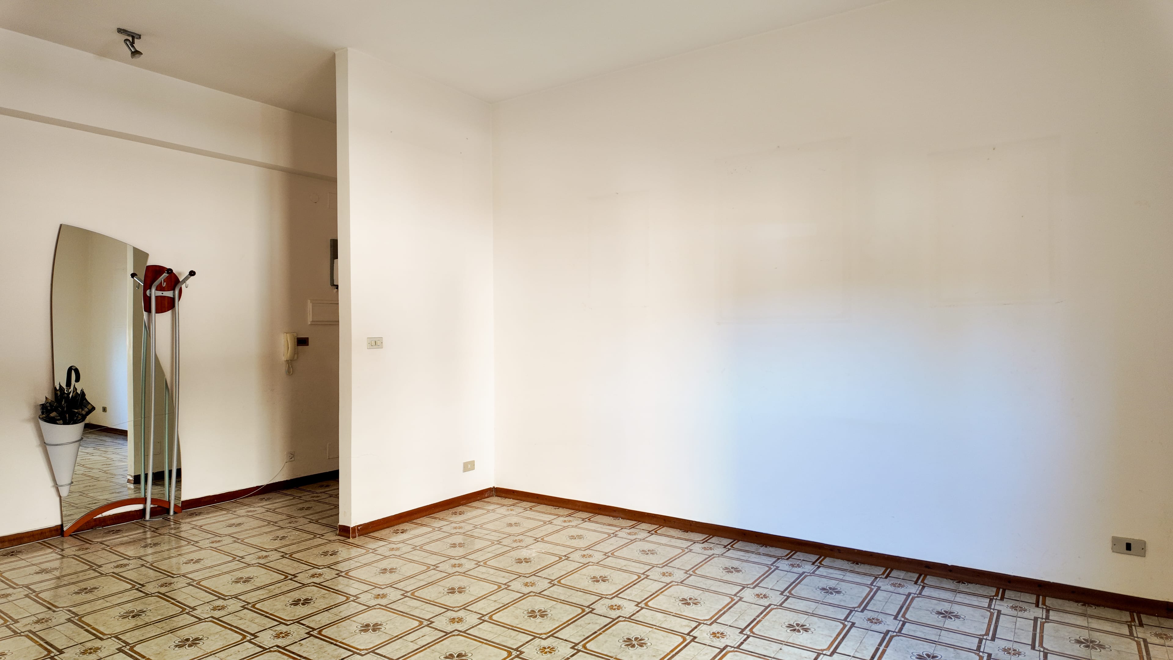 4vani + acc. al piano rialzato, box auto 4vani + acc. al piano rialzato, box auto