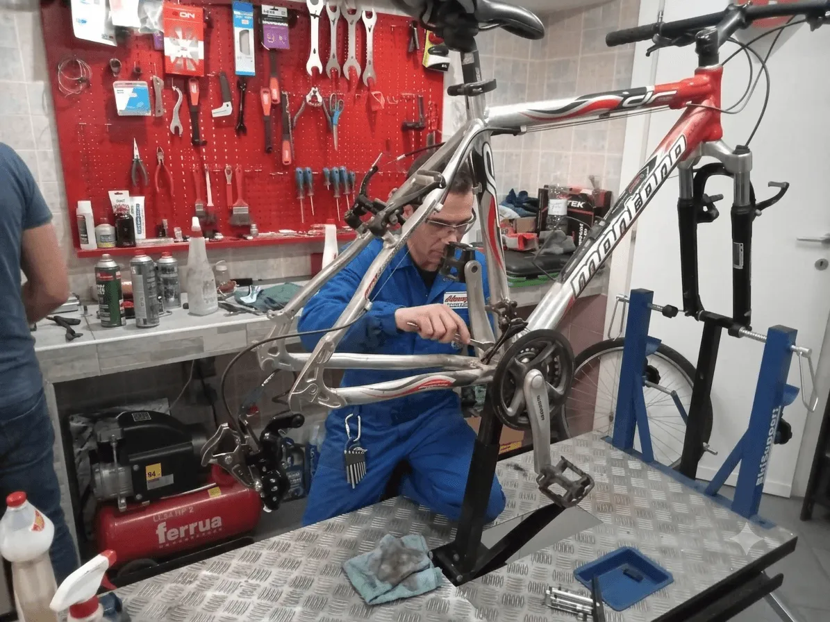 Un tecnico Ecomobilità Rial al lavoro su una e-bike