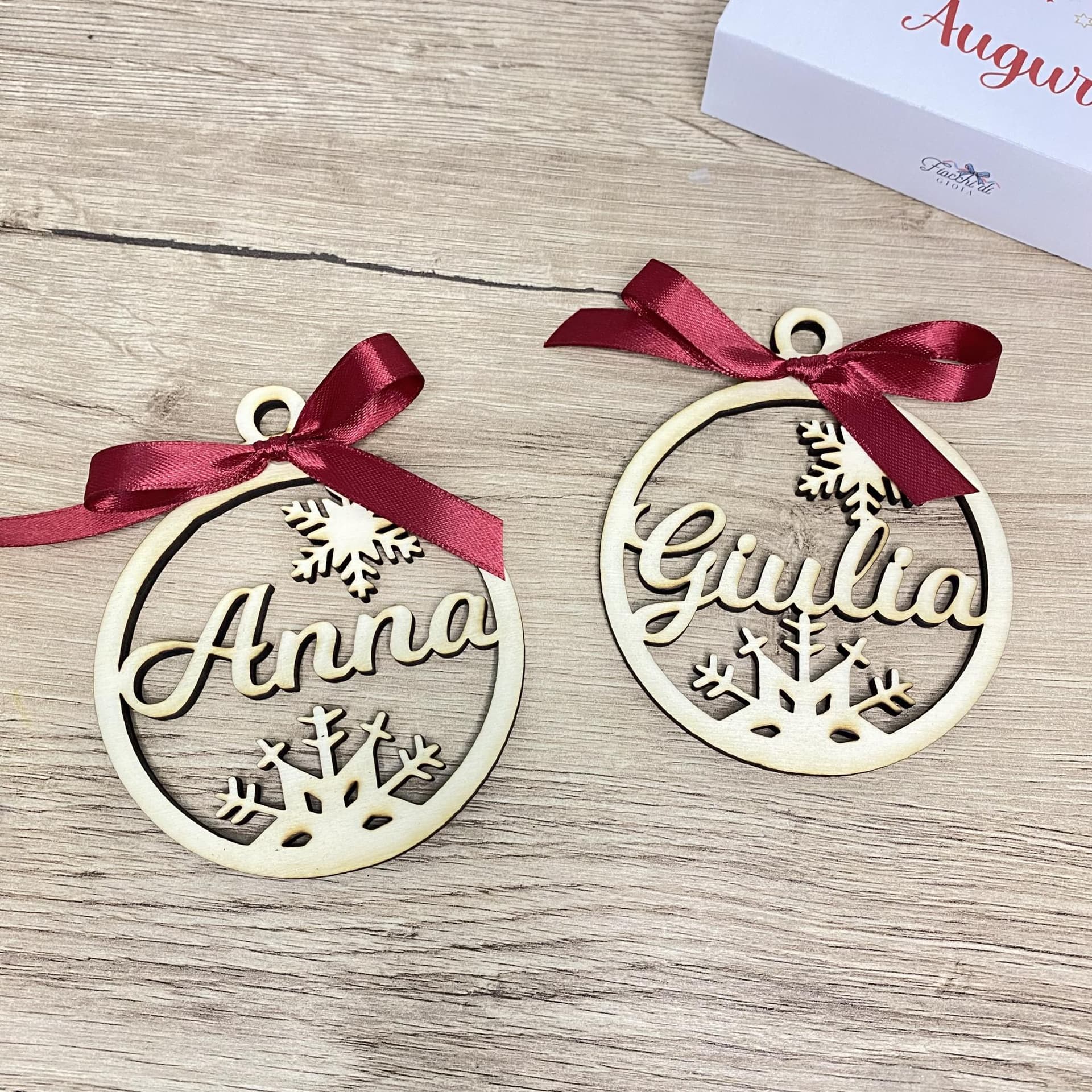Hestya - Set Creativo Di Lettere In Legno Per Nonni Da Parte Dei Nipoti. Include 2 Lettere ("Nonna" E "Nonno") Da Decorare Con Pigmenti, Adesivi Con Gemme E Pennelli. Supporti Inclusi Per Esposizione Su Mensola O Tavolo. Regalo Di Natale O Compleanno Fai-da-te.
