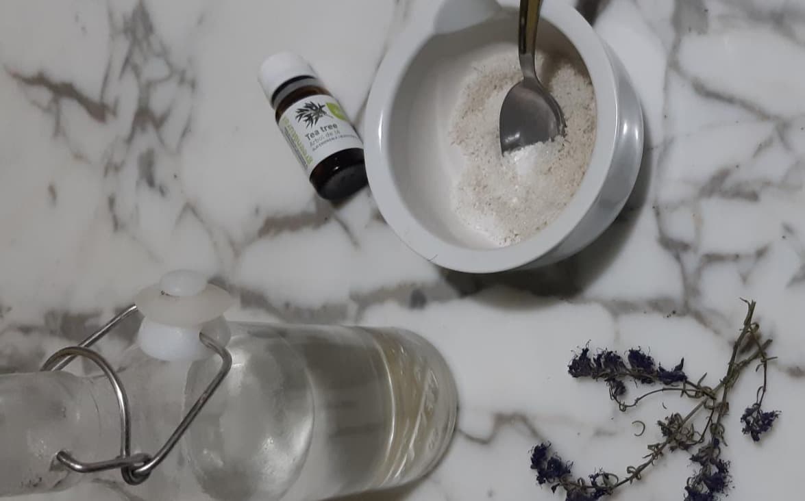 Come fare in casa un collutorio naturale con 3 semplici ingredienti Come fare in casa un collutorio naturale con 3 semplici ingredienti