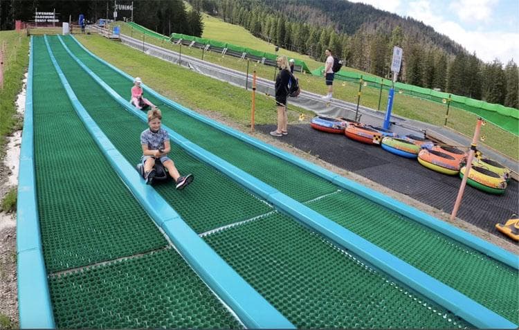Families celebrating under the three peaks: new Neveplast Tubing and Sklide at Monte Baranci in South Tyrol Families celebrating under the three peaks: new Neveplast Tubing and Sklide at Monte Baranci in South Tyrol