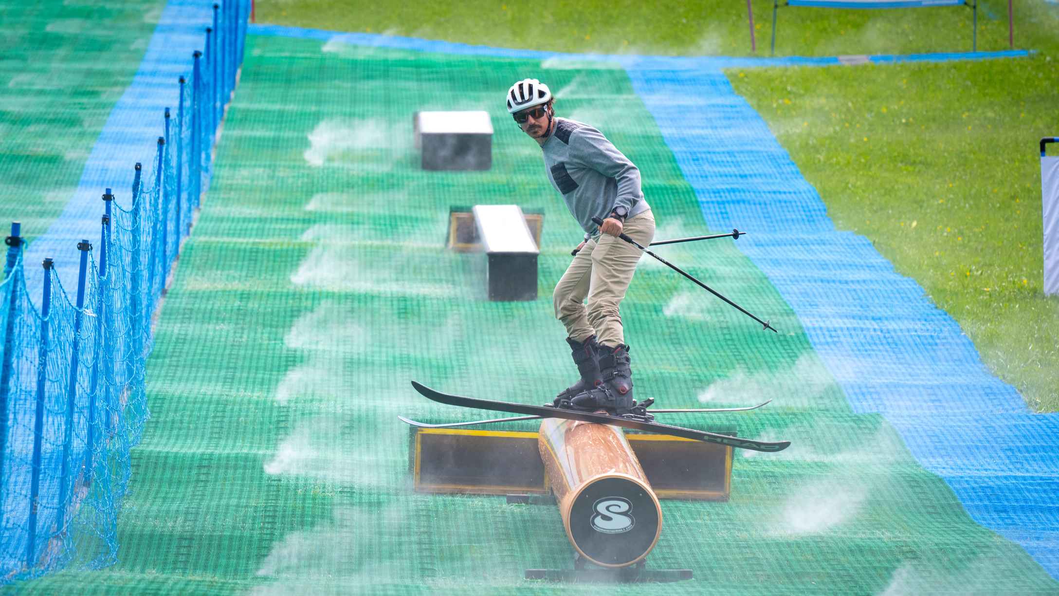 Skier balancing a barrel rail on the Neveplast FreeStyle surface at Presolana Skier balancing a barrel rail on the Neveplast FreeStyle surface at Presolana