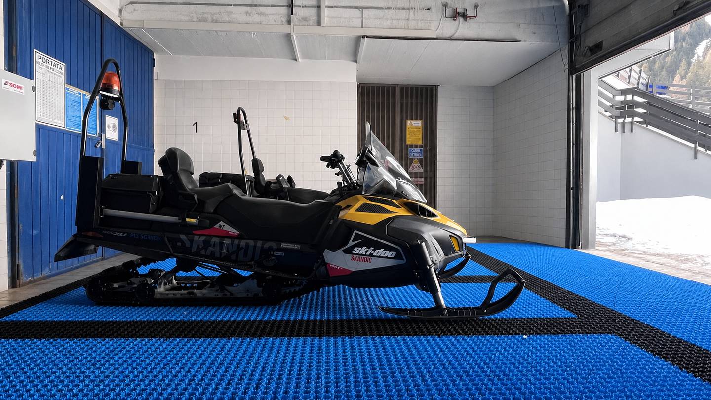 Superficie Neveplast NP Lift per la gestione e lo stoccaggio delle motoslitte negli impianti sciistici