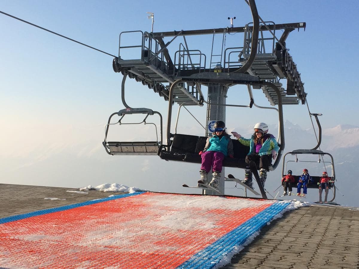 Ski lift boarding areas on an artificial ski slope - Neveplast Ski lift boarding areas on an artificial ski slope - Neveplast