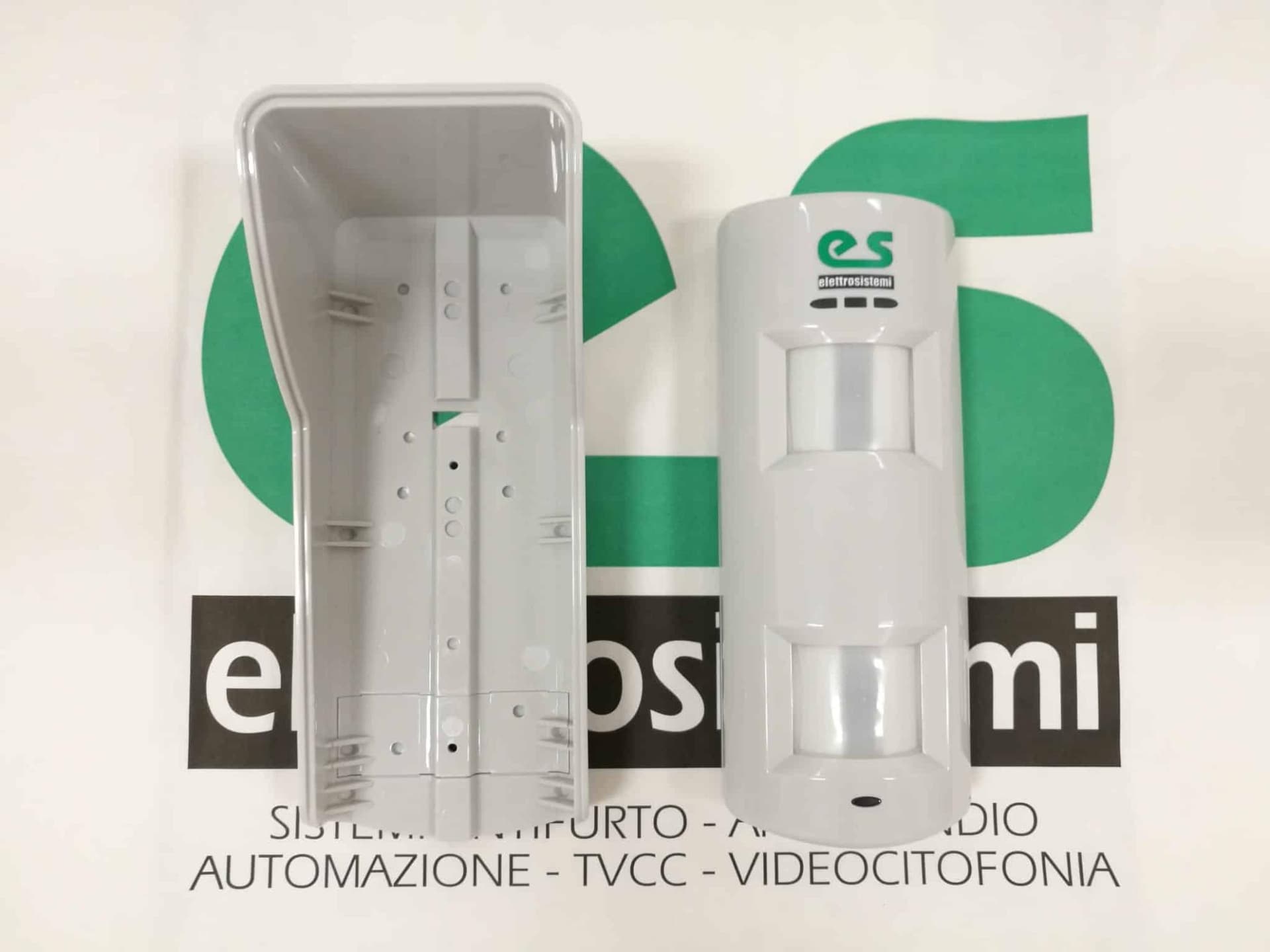 Sensore volumetrico da esterno tripla tecnologia 15m Antimascheramento Sensore volumetrico da esterno tripla tecnologia 15m Antimascheramento