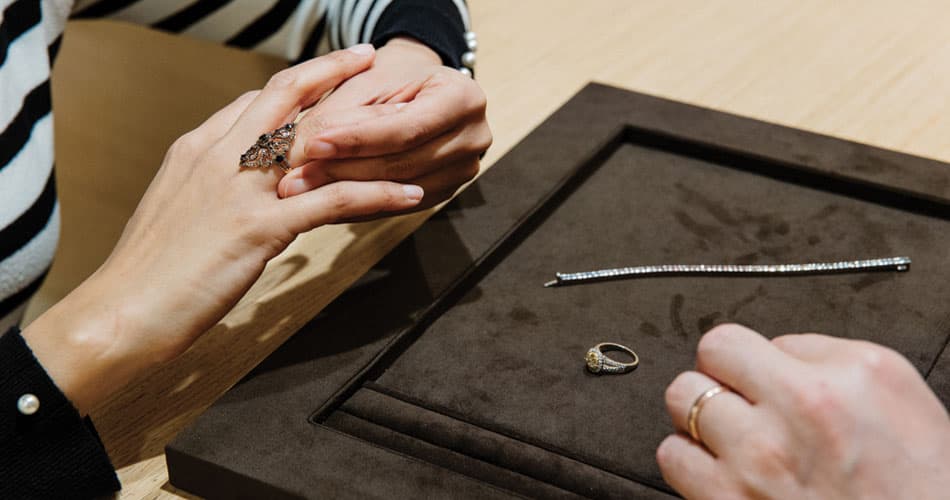 PRENOTA UN APPUNTAMENTO IN BOUTIQUE PRENOTA UN APPUNTAMENTO IN BOUTIQUE