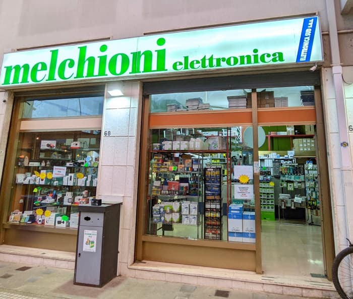 Vedi scheda completa - Elettronica Sud di Leone Mirella & C. Sas <p><strong>Distributore Esclusivo – Area Lecce<br /></strong><strong>Titolare:</strong> Mirella Leone<br /><strong>Profilo Tecnico:</strong> Partner specializzato nella gestione del segnale e bonifica spettrale.<br /><strong>Specializzazione:</strong> Focus verticale su elettronica attiva e trattamento segnali interferenti (LTE/5G).<br /><strong>Assortimento Selezionato:</strong> Amplificatori da palo/interno, Filtri 5G ad alta reiezione.</p>