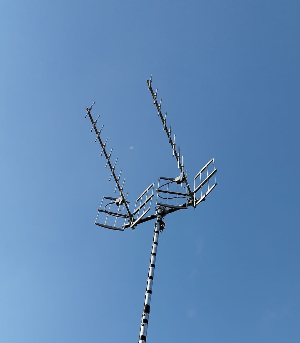 Tecnica di Stacking: Accoppiamento due antenne UHF Esempio pratico accoppiamento orizzontale antenne UHF su palo per eliminazione interferenze isofrequenza