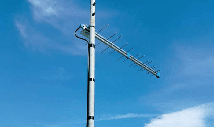 Antenna con filtro 5G montata su palo antenna in ambiente condominiale Antenna con filtro 5G montata su palo antenna in ambiente condominiale