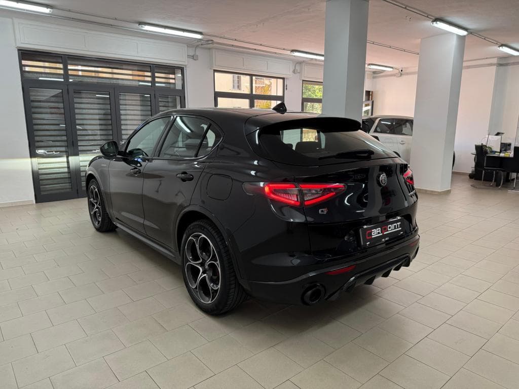 21_usato_car-point_cagliari_alfa-romeo-stelvio-nera-3.jpg