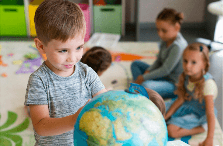 Classe di bambini, bambino e bambina, mappamondo, globo, vista frontale; 20 frasi semplici in inglese per bambini