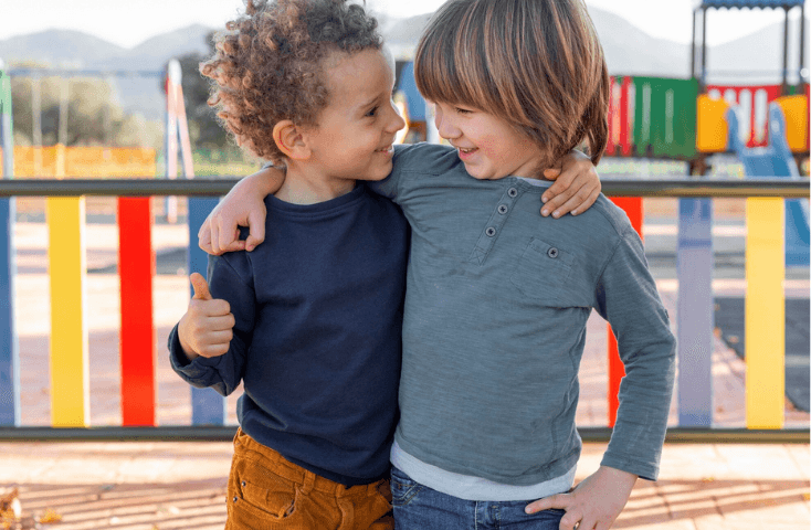 bambini etnie felici, abbracci al parco, come salutare in inglese, come presentarsi in inglese, amicizia,vista frontale, 20 frasi semplici in inglese per bambini