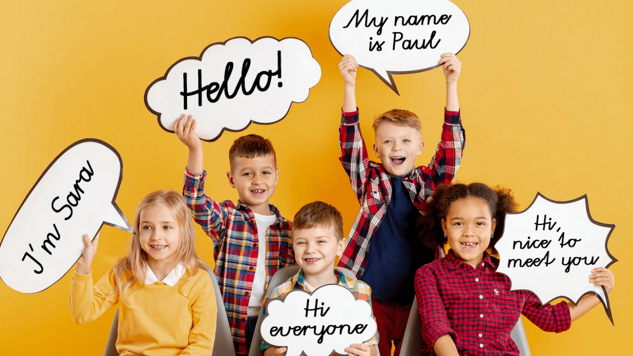 Bambina e bambino, bambini, bambine seduti e sorridenti, con in mano un fumetto, nuvoletta, chat; vvista frontale, sfondo giallo; 4 giochi in inglese per imparare a presentarsi, copertinaBambino con maglietta bianca, fumetto nuvoletta, pensiero, ciao, Hello; vista frontale, sfondo azzurro; 4 giochi in inglese per imparare a presentarsi