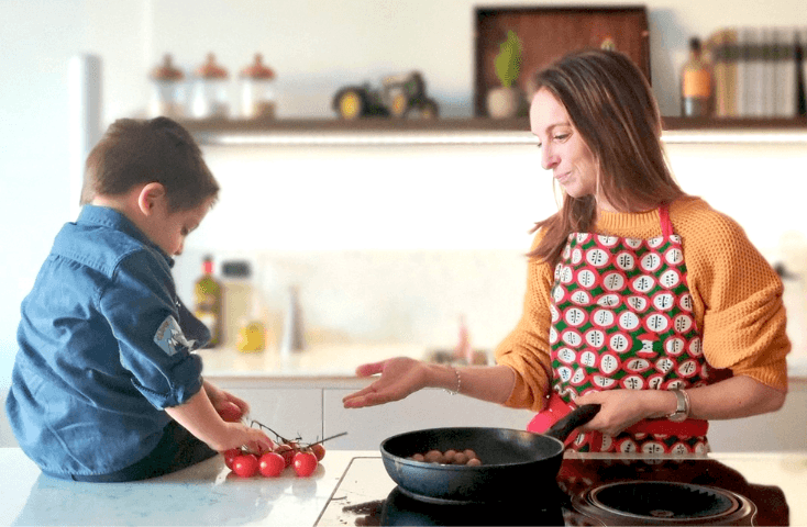Mamme e bambino che cucinano insieme le polpette in cucina. Padella, pomodori, piano cottura; 4 ricette salate da fare con i bambini in inglese