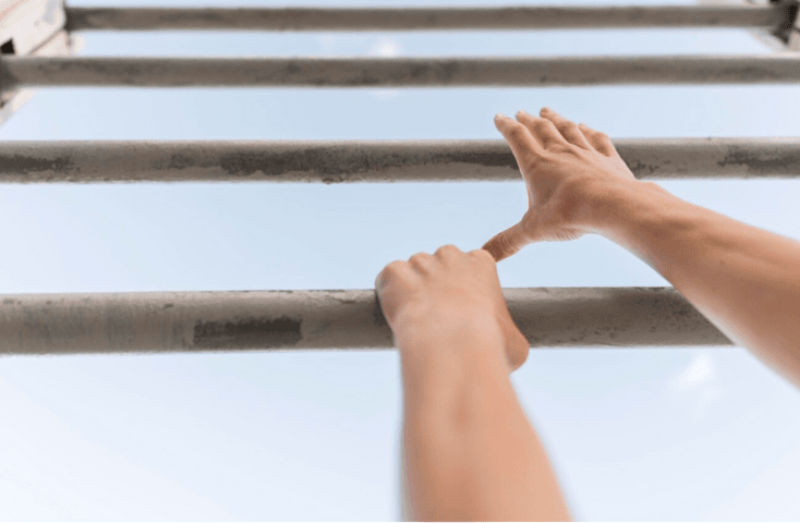 Mani che cercano di salire una scala di pioli, Ostacoli e difficoltà del bilinguismo infantile