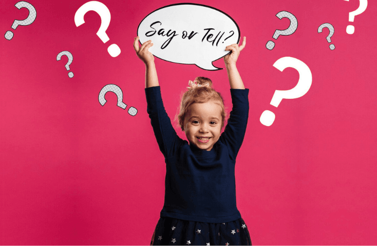 Bambina bionda sorridente che tiene tra le mani un fumetto a nuvoletta con scritta; Punto di domanda, Vista frontale con fondo fucsia, Differenza tra Say e Tell in inglese