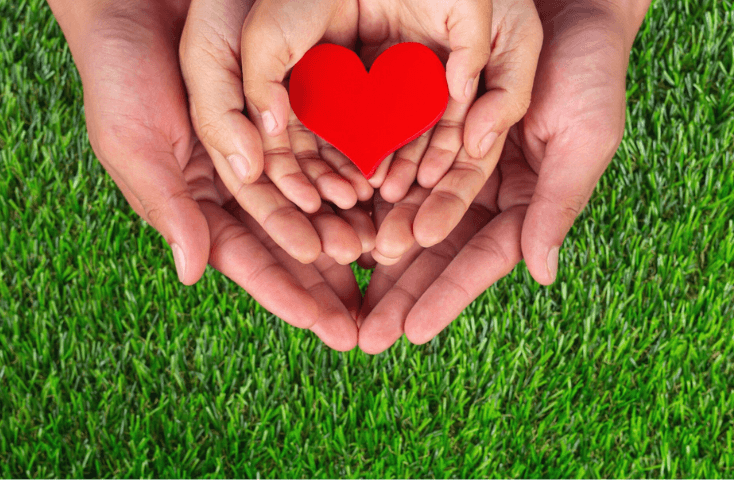 abbraccio di mani, mamma, papà, bambino con cuore rosso; prato verde; amore; san valentino; 40 frasi d'amore in inglese