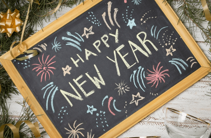 Lavagna con disegni; fuochi artificio; happy new year, capodanno; vista dall'alto; ome si dice Capodano in inglese