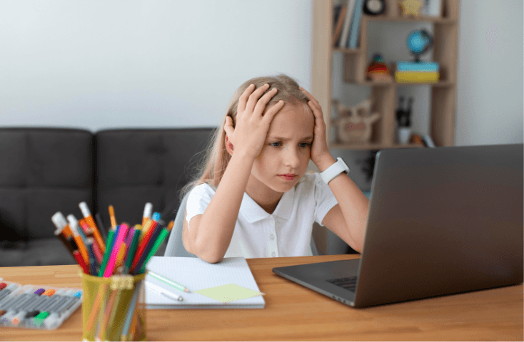 bambina dispiaciuta che partecipa a lezioni-online con laptop, vista frontale, 10 errori più comuni degli italiani in inglese