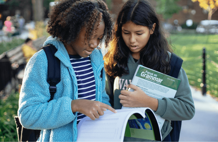 giovani ragazze di etnia diversa che ripassano sui libri la grammatica inglese all'aperto, 10 errori più comuni degli italiani in inglese