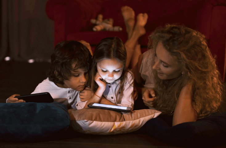 Mamma con i suoi bimbi sul letto in cameretta guardano guardano una favola in inglese su youtube, 10 favole in inglese su youtube