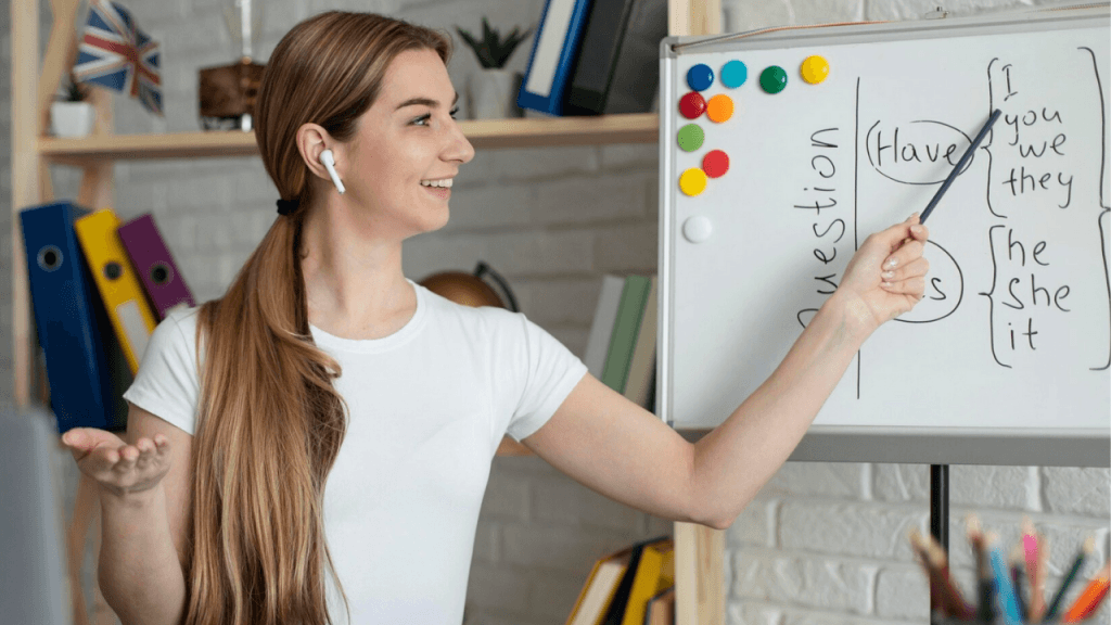 Insegnante d'inglese che fa una lezione online in cui spiega l'uso e la differenza tra i verbi "must" e "have to"