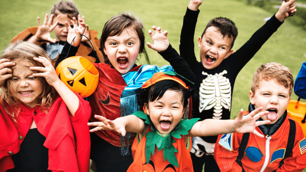 Bambini di diverse etnie che sherzano travestiti con i costumi di halloween, parole importanti in inglese per halloween