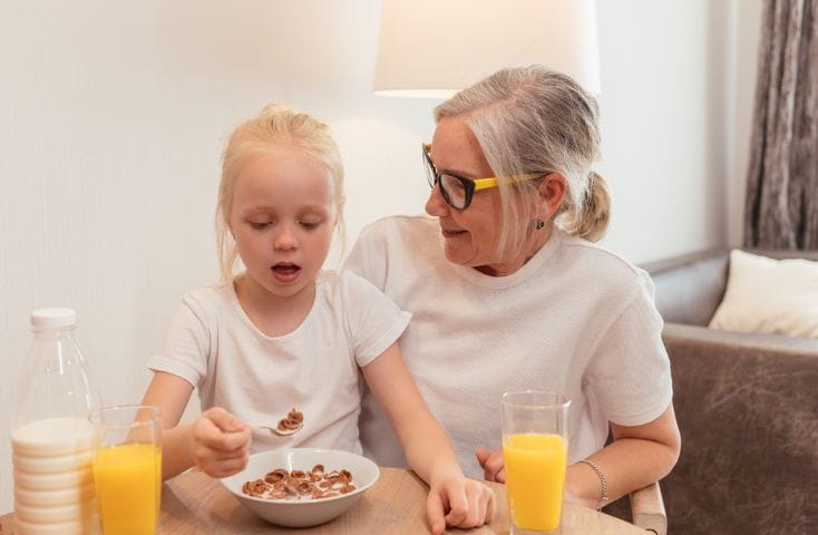 nonna che fa colazione con la nipote che mangia cereali, nomi di cibi e bevande in inglese