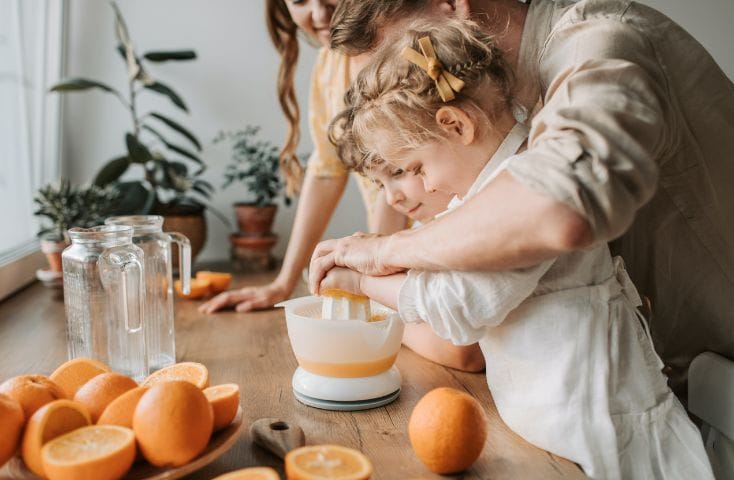 mamma che prepara una spremuta coi bambini, nomi di cibi e bevande in inglese